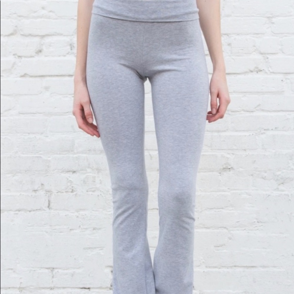 Brandy melville sweat pants, leggings fits good and good for any weather !